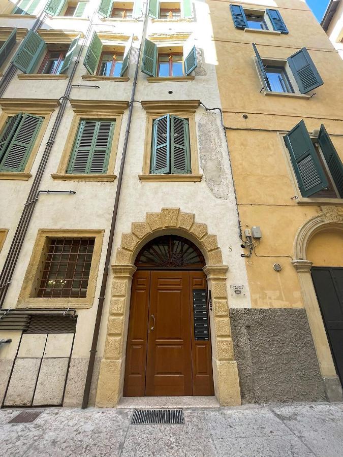Magnolia Home - Piazza Delle Erbe เวโรนา ภายนอก รูปภาพ